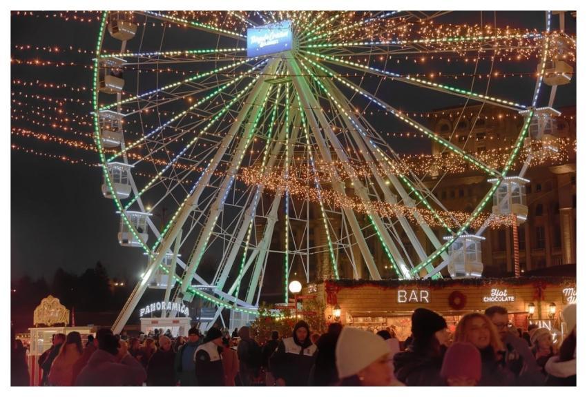 Ferris Wheel Panoramic People Entertainment