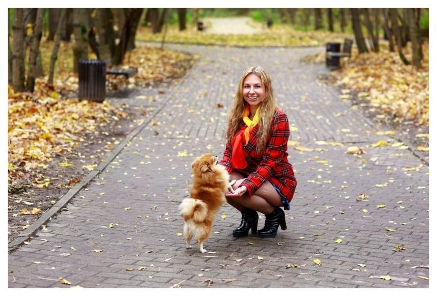 Woman Autumn Autumn Park Clothes In Cage