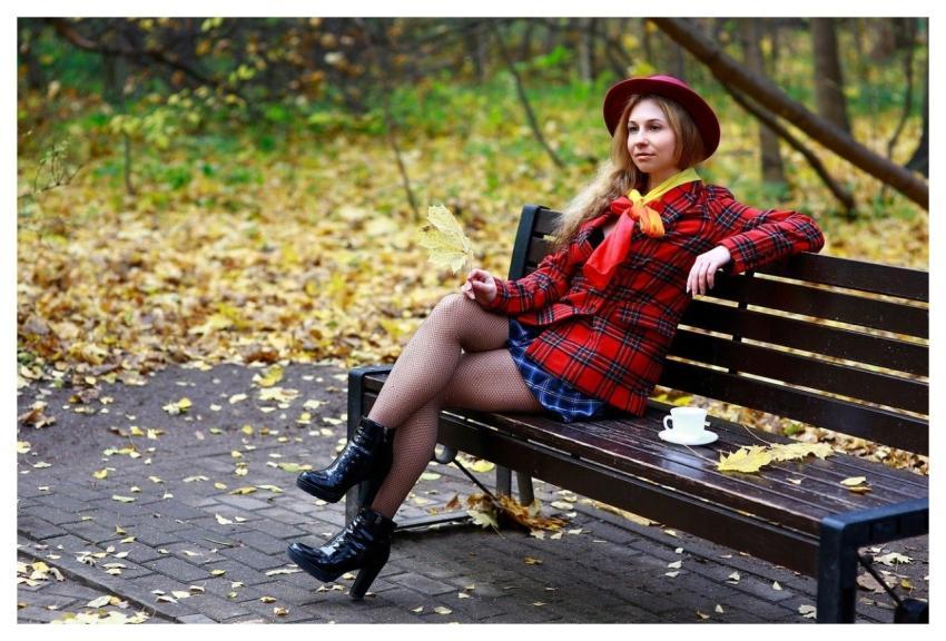 Woman Autumn Autumn Park Clothes In Cage