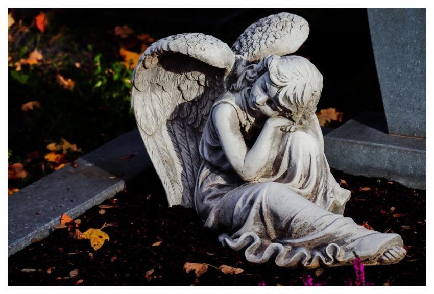 Angel Putt Dig Sculpture