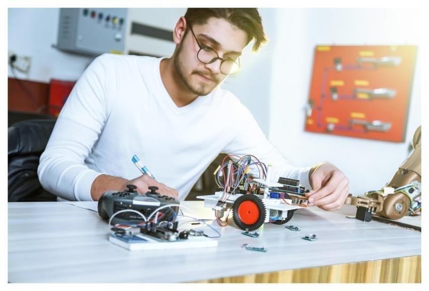 Repair Background 4K Wallpaper Man