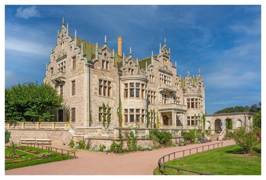 Castle Monument Park Building