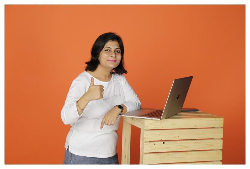 Woman Business Laptop Website