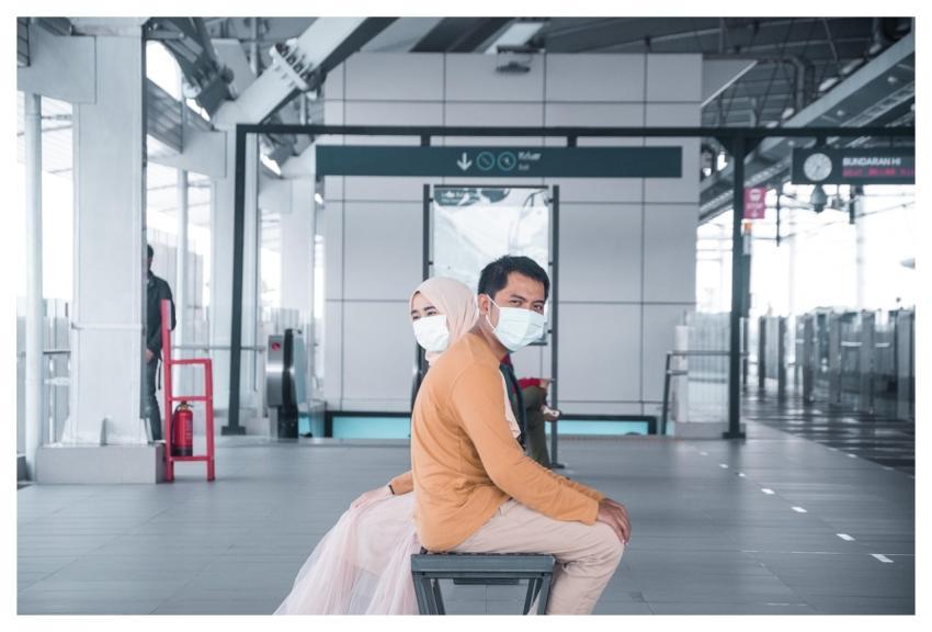 Couple Social Distancing Train Station Coronavirus