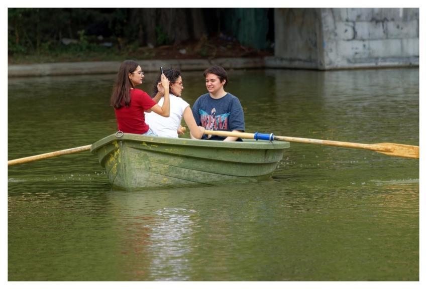 Family Rowing Park Photographing