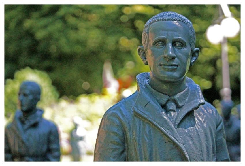 Bert Brecht Brecht Statue Art Project