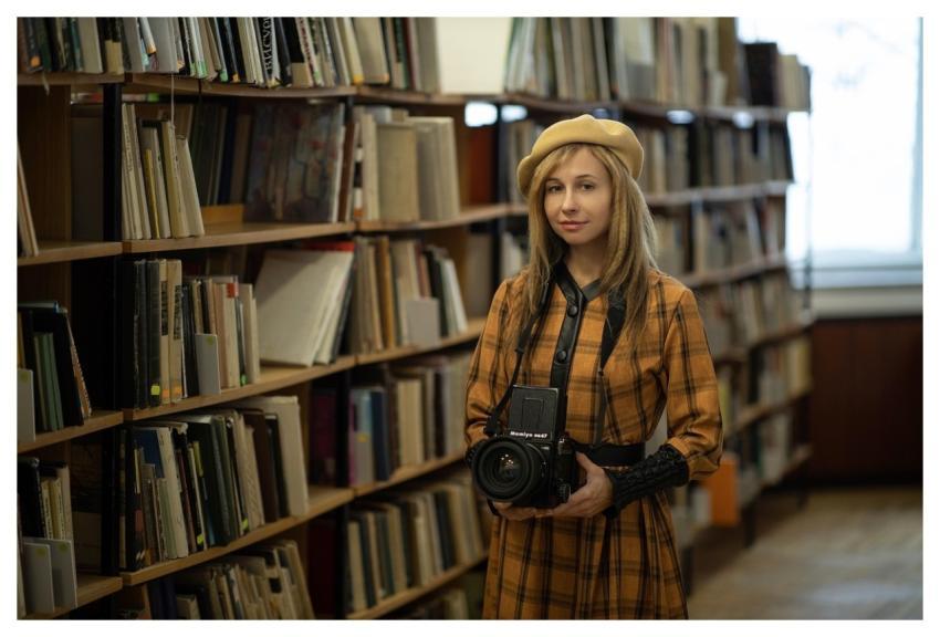 Woman Photographer Library Retro