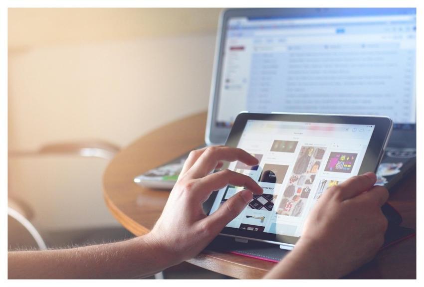 Hands Ipad Tablet Technology