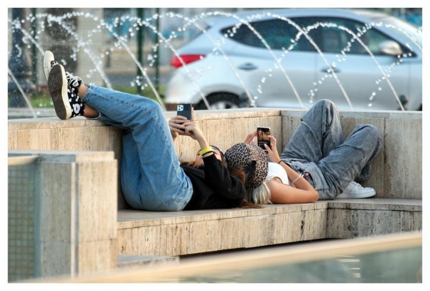 Girls Young Phones Fountain