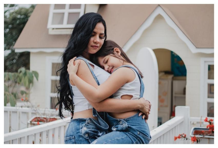 Lifestyle Abrazo Familia Mother