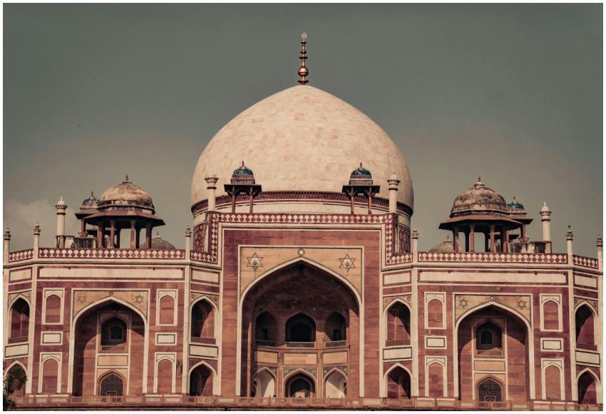 A stunning view of the iconic Humayun's Tomb in De