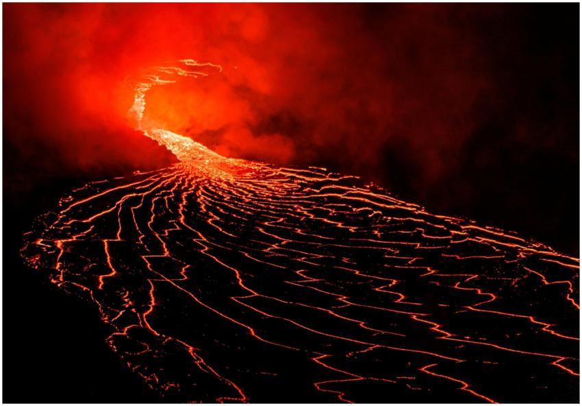 Spectacular lava flow from an erupting volcano und