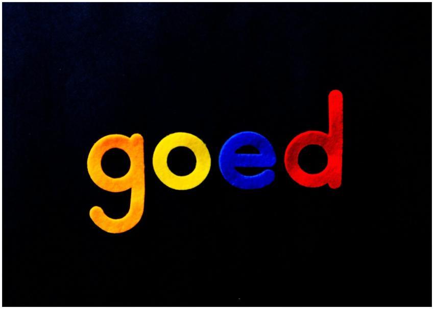 Vibrant letters spelling 'goed' against a dark bac