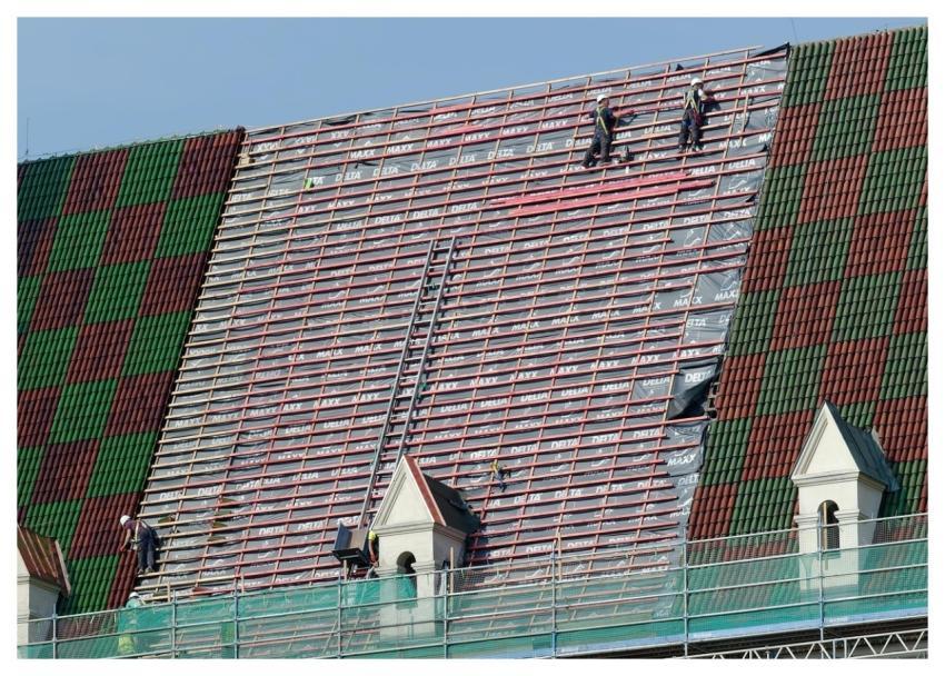 Building Roof Scaffolding Men