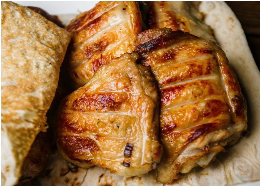 Golden-brown grilled chicken on flatbread for a de