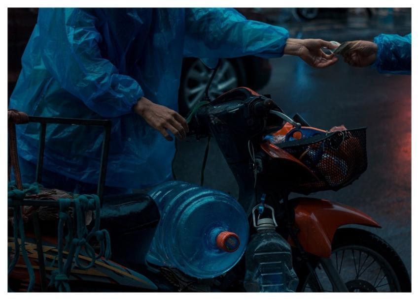 Scooter Delivery Man Payment Vietnam