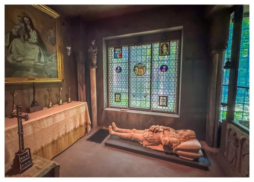 Museum Isabel Stewart Palace Statue