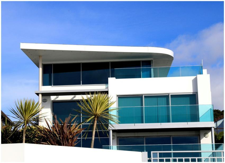 Sleek modern house with glass facade in Poole, UK