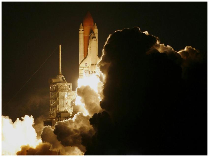 Dramatic capture of a space shuttle launching into