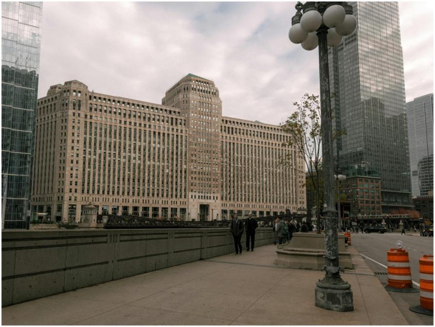 Stunning view of Chicago's Merchandise Mart with u