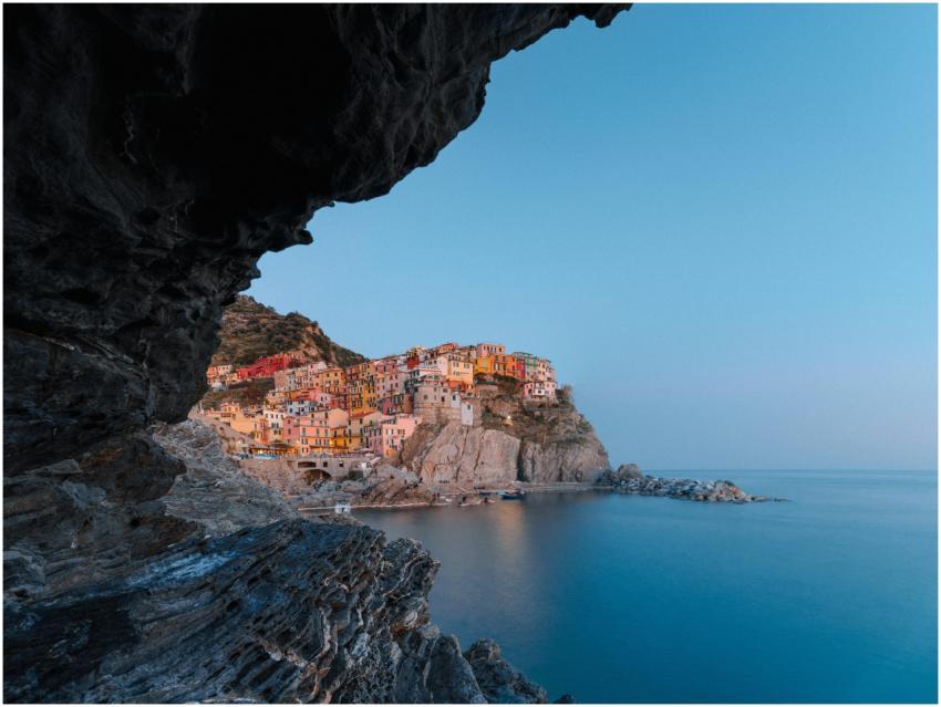 Stunning view of Manarola's colorful cliffs and ca