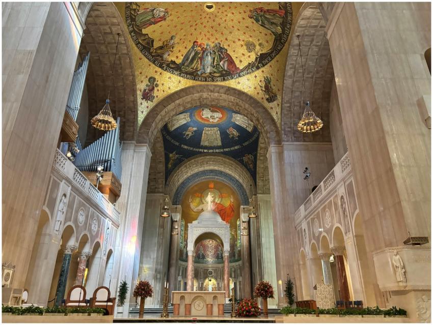 Incredible interior view of a large basilica, show