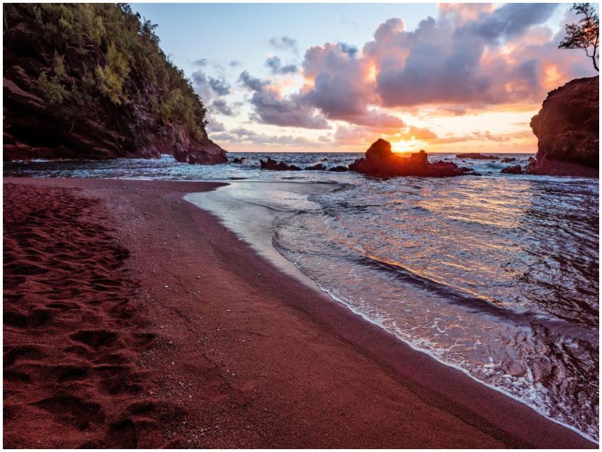 Discover the stunning sunrise over Kaihalulu Beach