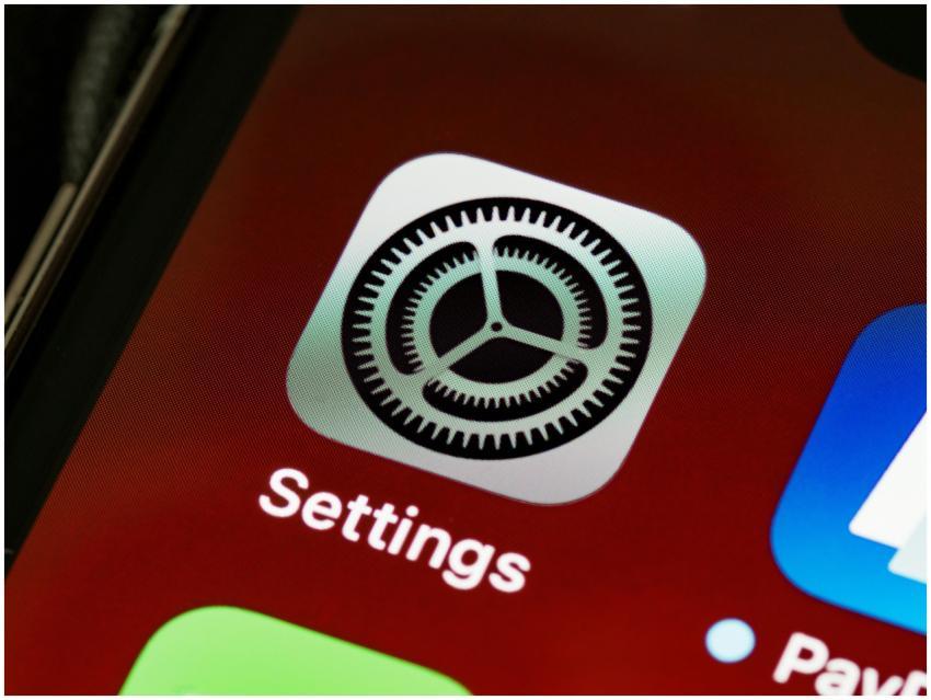 Detailed view of the iPhone screen showing the set