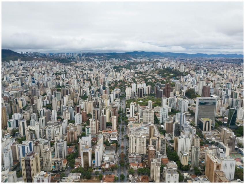 Panoramic aerial view of Belo Horizonte's sprawlin