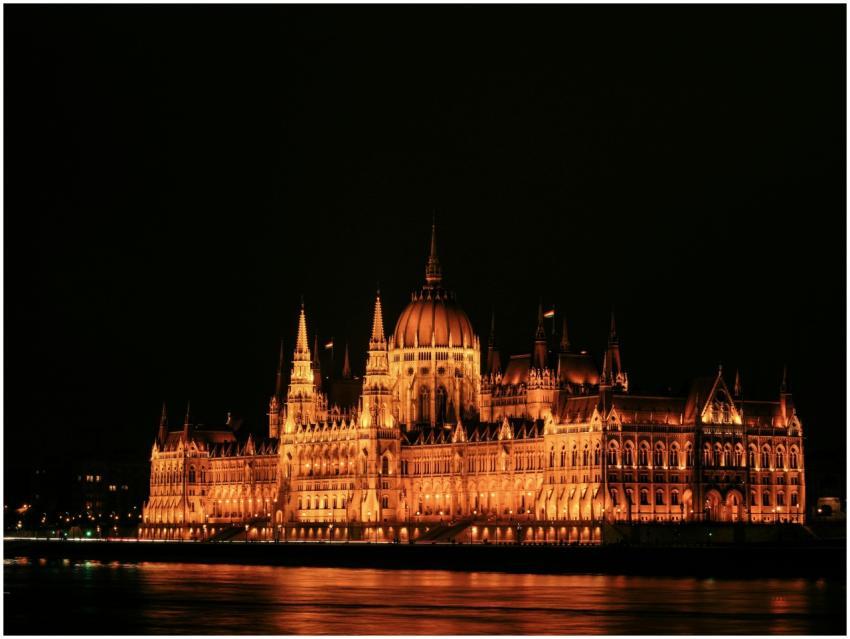 Stunning night view of Budapest's Parliament illum