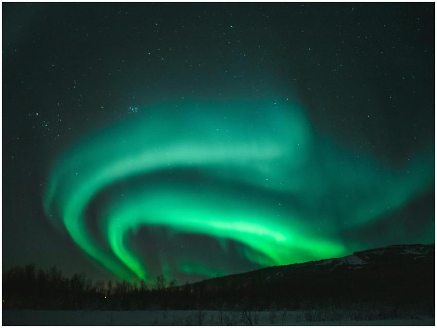 Spectacular view of the vibrant Northern Lights il