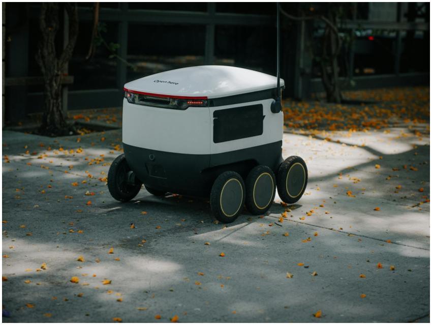 Innovative delivery robot navigating city streets
