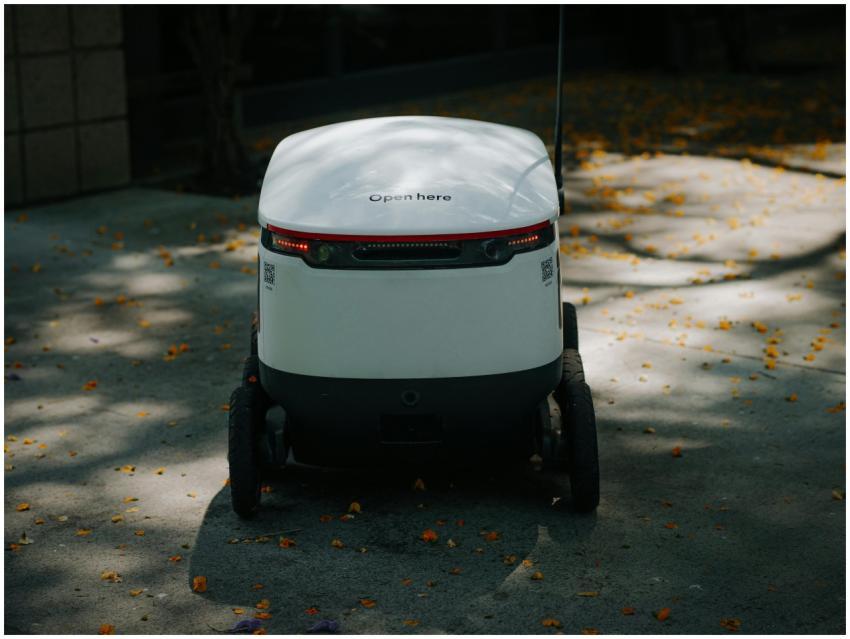 Autonomous delivery robot in urban setting, showca