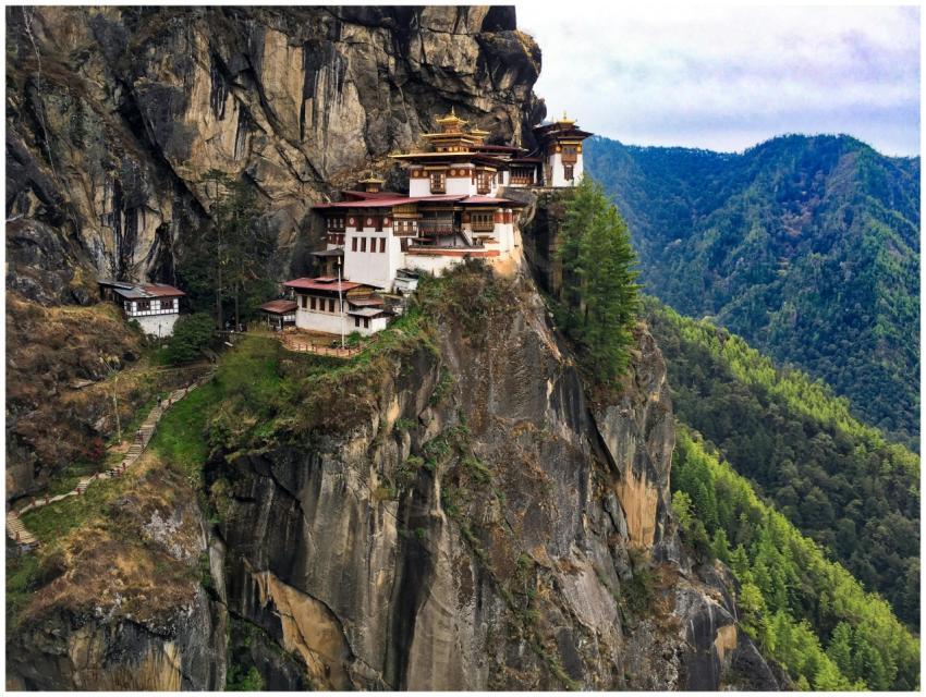 A breathtaking view of the iconic Tiger's Nest Mon