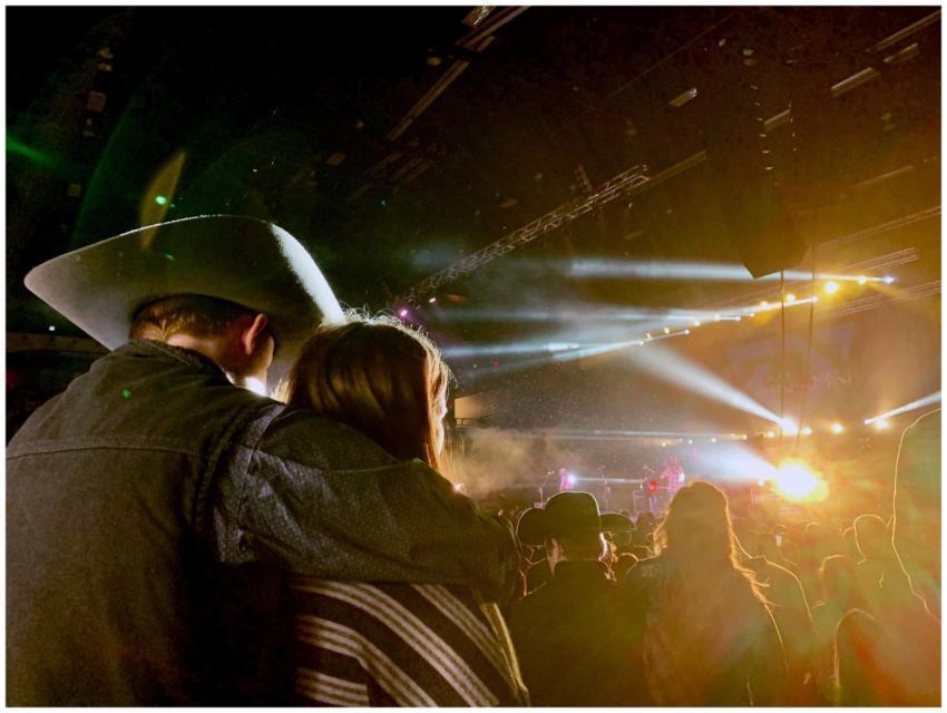Couple enjoying a vibrant live country concert und