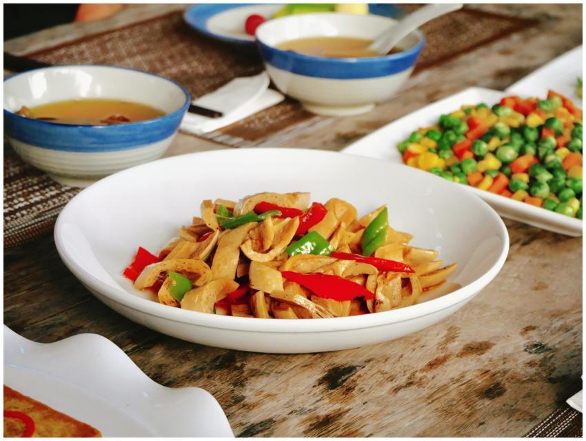 A vibrant vegetable dish with peppers and beans se