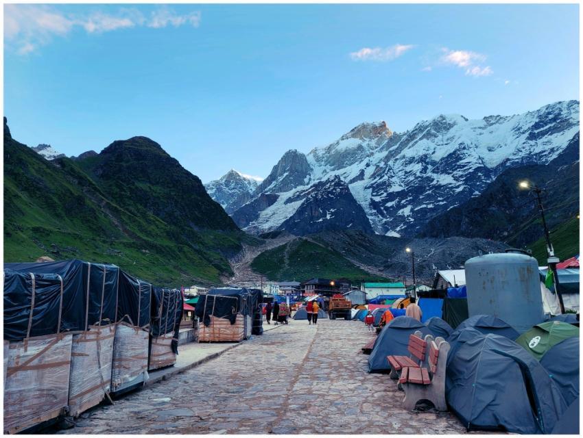 Picturesque Kedarnath setting with majestic snow-c