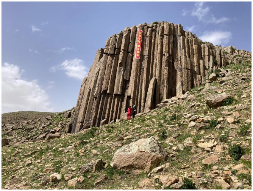 Dramatic rock formations with visitors in Inner Mo