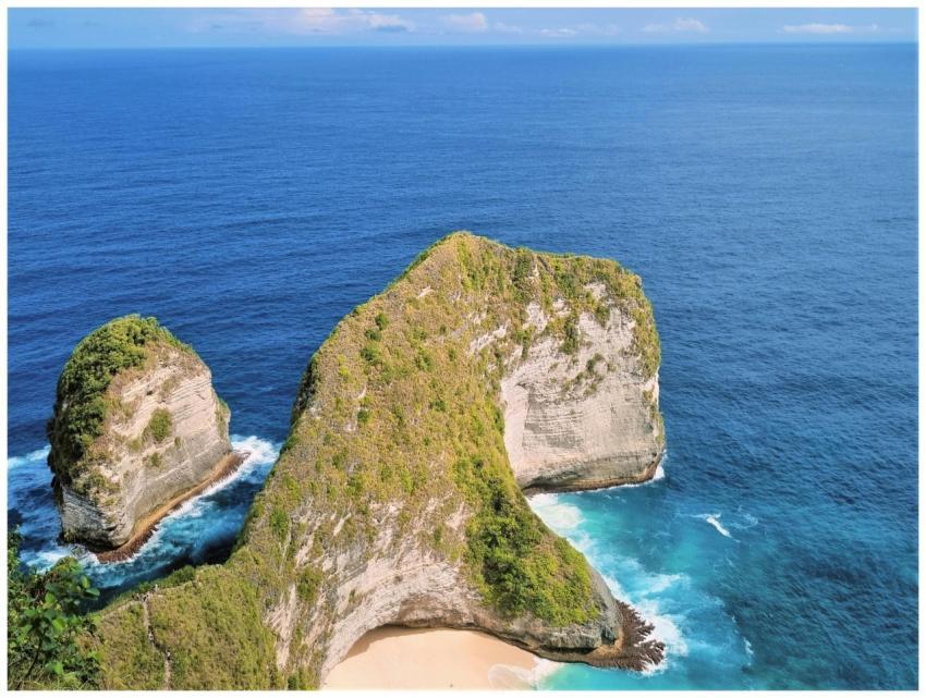 A breathtaking aerial shot of Kelingking Beach wit