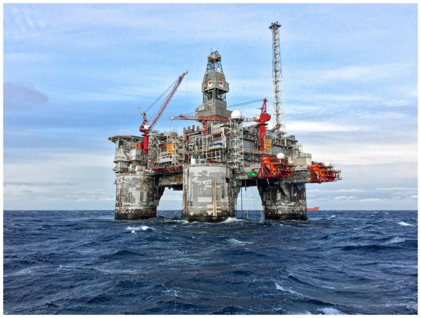An offshore oil platform in Norway's North Sea und