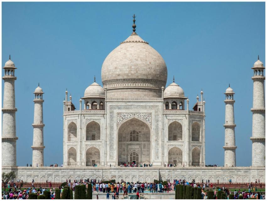 A captivating view of the Taj Mahal under a clear