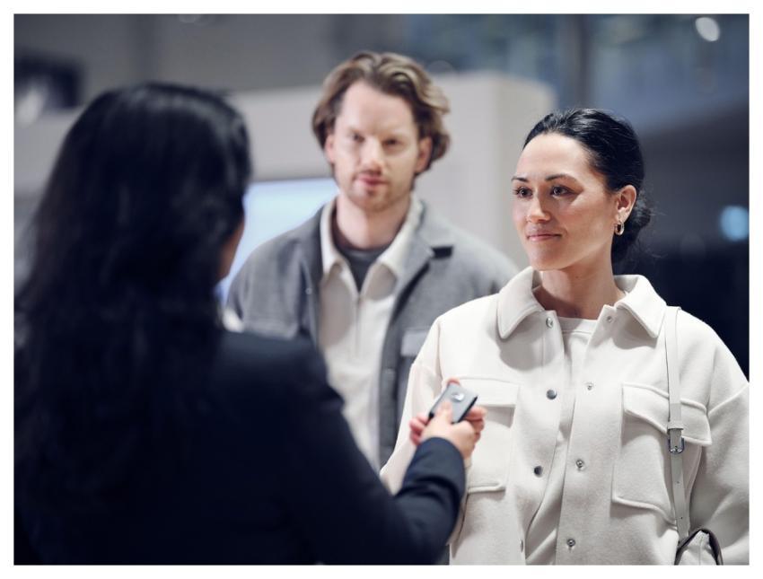 People Car Key Conversation Car Wallpapers