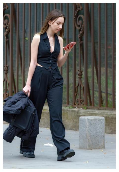 Woman Casual Smartphone Black Clothes