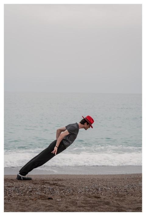 Red Hat Beach Optical Illusion Phone Wallpaper