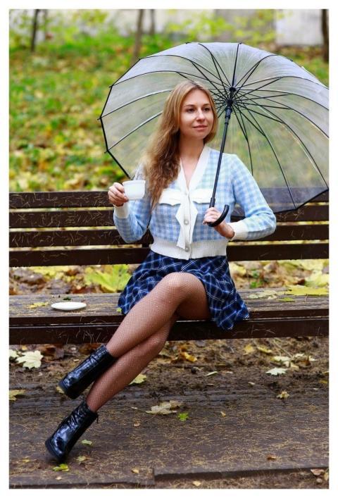Woman Autumn Autumn Park Clothes In Cage