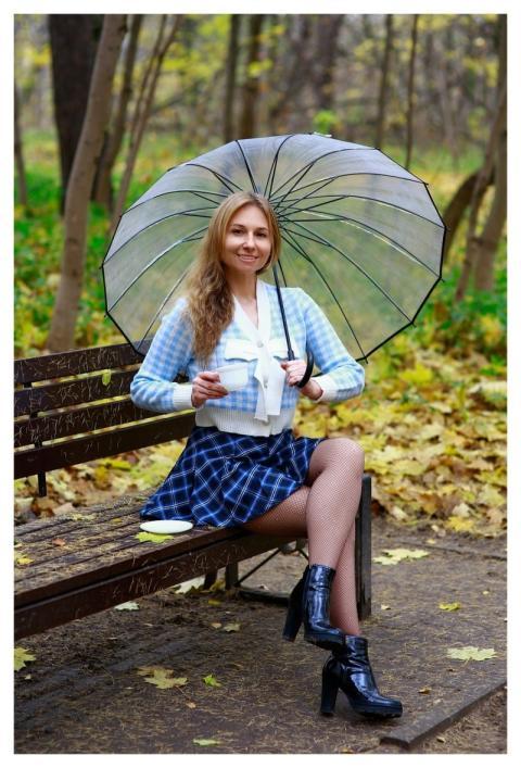 Woman Autumn Autumn Park Clothes In Cage