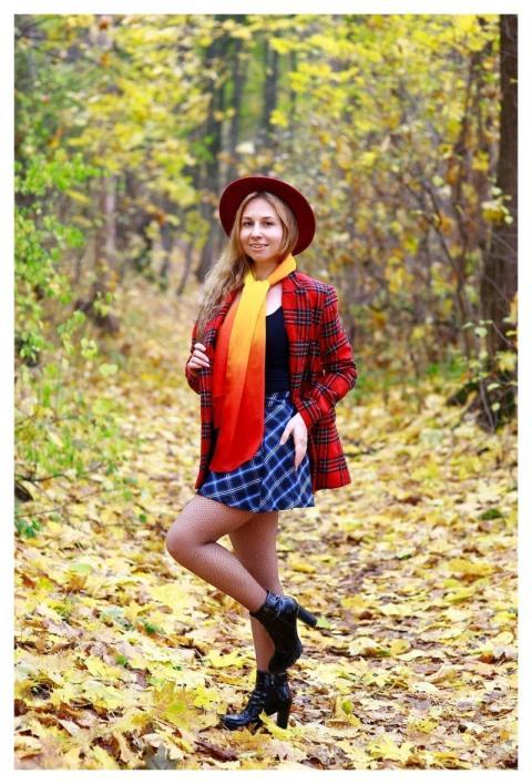 Woman Autumn Autumn Park Clothes In Cage