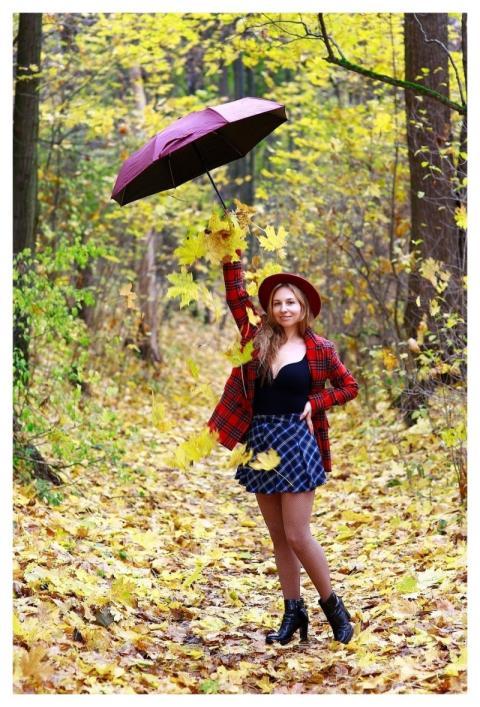 Woman Autumn Autumn Park Clothes In Cage