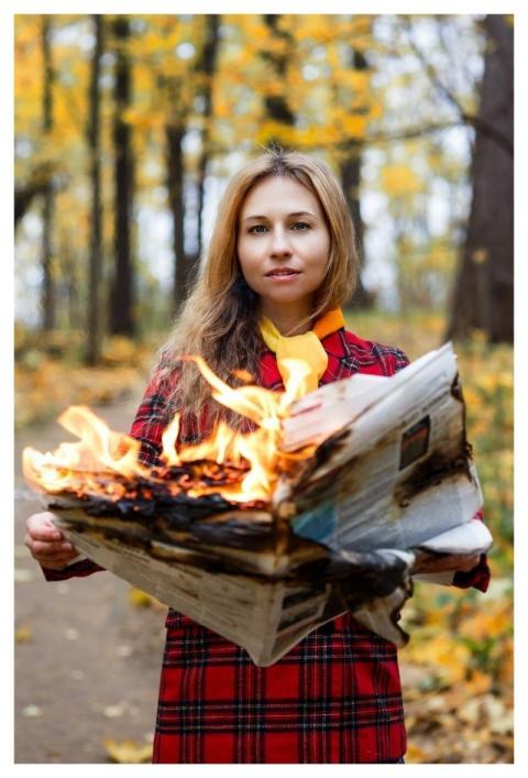 Woman Autumn Autumn Park Clothes In Cage