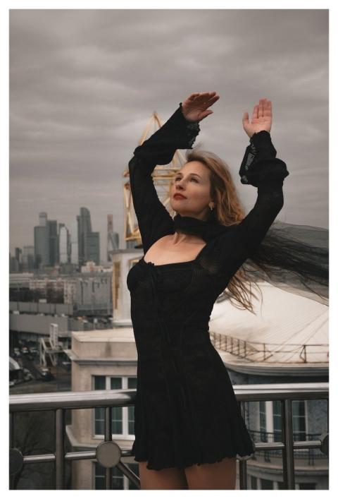 Woman Panorama Hat Black Dress